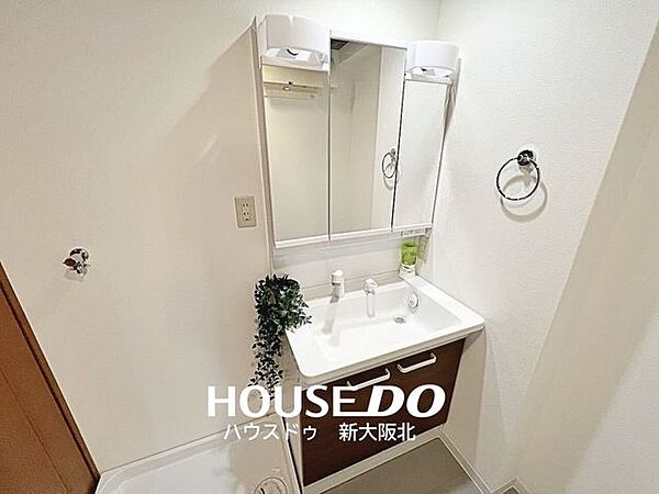 ■嬉しい三面鏡の洗面台！■三面鏡は鏡の角度を変えることで様々な角度からメイクやヘアスタイルを確認することができるので、整容もはかどります！■鏡裏の収納が役立ちます！