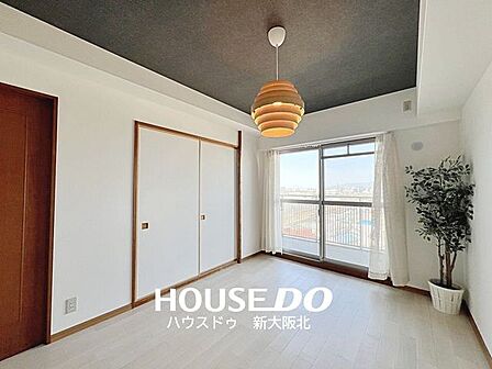 ■天井がアクセントクロスのオシャレなリビング!■アクセントクロスはオシャレなだけでなく、空間に奥行きを持たせ、お部屋を広く見せる効果があります!