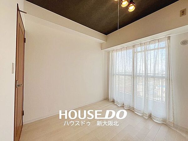 ■玄関入って突き当りの洋室です！■窓からは気持ちのよい光が差し込みます！毎朝気持ちよく起きられそうですね！