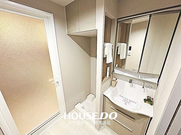 ■洗面化粧台はTOTO製！人気の鏡下から水栓が出ているタイプです！■この水栓はスタイリッシュなだけでなく、水垢がたまりにくいため日常のお手入れが格段に楽になりますよ♪