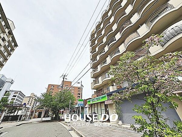 ■マンションの目の前に緑地公園駅の出口があります！■マンションの下にコンビニもあるためとても便利な立地条件ですよ！