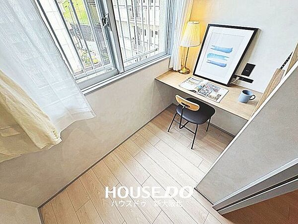 ■玄関横4．8帖の洋室は、窓側がワークスペースになっています！■窓際で開放感もあり、在宅ワークにも◎