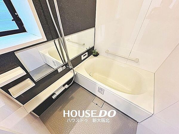 ■広々とした落ち着きのあるバスルームには追い炊き機能も完備しています！■入っているうちに冷めてしまっても、ボタン一つでカンタンにポカポカのお風呂に！