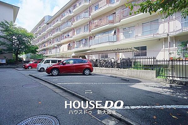■平面駐車場は高さ制限に悩む心配もないく、機械式のように出庫までの時間もかからない為とても便利ですよ！■駐車場の空き状況は常に変動していますので最新の空き状況をお調べいたします！