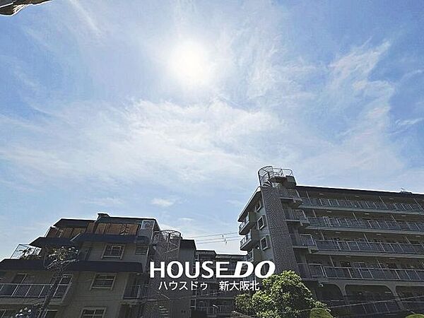 ■バルコニーからの眺望です！■周りに遮る建物がない為、陽当り良好です！