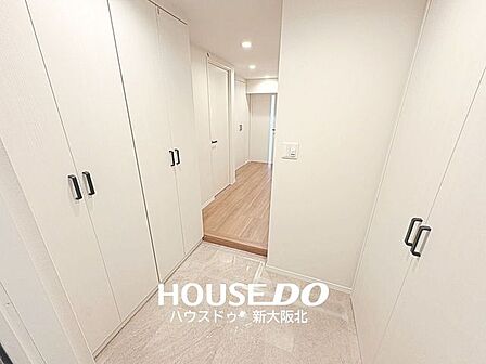 ■白を基調とした明るい玄関です!■両サイドには大容量のシューズボックスを設置しています!