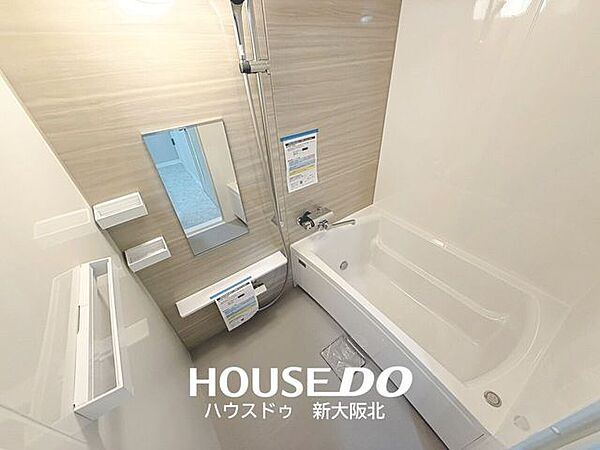 ■壁の一部がアクセントパネルになっており、おしゃれな空間を演出しています！■キレイなお風呂でゆっくりとおくつろぎください♪