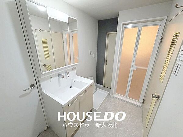 ■嬉しい三面鏡の洗面台！■三面鏡は鏡の角度を変えることで様々な角度からメイクやヘアスタイルを確認することができるので、整容もはかどります！