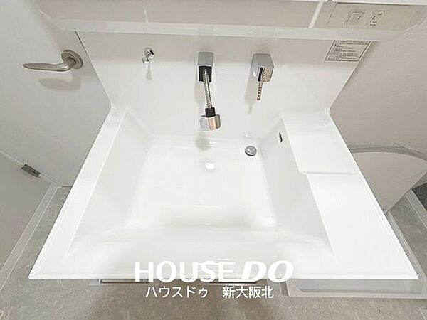 ■シャワー付きの洗面台でお掃除も楽々です♪■朝の寝ぐせ直しなども簡単ですね！