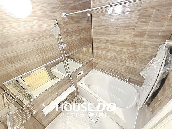 ■浴室乾燥機付きのバスルーム♪■壁が木目調のアクセントパネルになっており、おしゃれな空間を演出しています！■キレイなお風呂でゆっくりとおくつろぎください♪