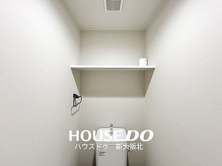 ■トイレの後ろに収納棚を設置！トイレットペーパーや掃除用品もスッキリまとまります！
