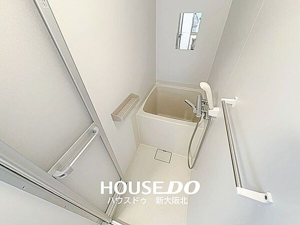 ■ユニットバスも新調済です！■窓があるので換気もすぐに行えます◎