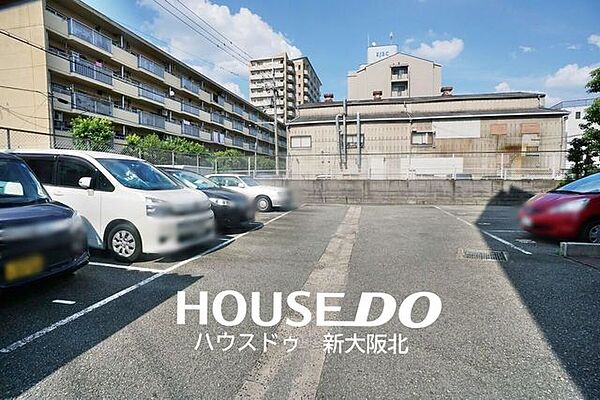 ■平面駐車場は高さ制限に悩む心配もないく、機械式のように出庫までの時間もかからない為とても便利ですよ！■駐車場の空き状況は常に変動していますので最新の空き状況をお調べいたします！