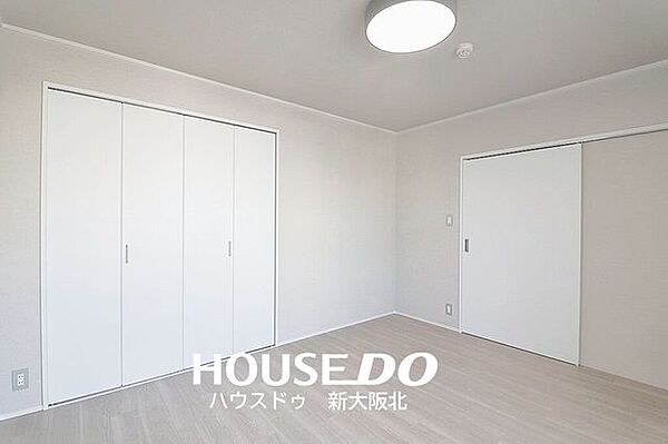 ■玄関横6帖洋室■こちらはリビングを通らずに入室できる独立性の高いお部屋です！■書斎や趣味のスペースとしてもお使いいただけますよ！