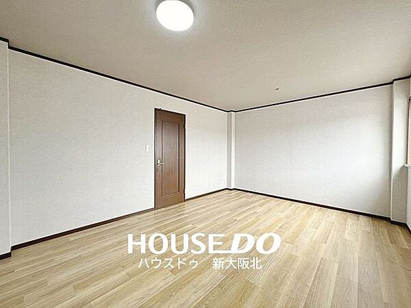 ■3階、階段を登って右側の洋室です！■10．5帖あるのでライフスタイルに合わせて寝室はもちろんワークスペースや子供部屋など多彩な使い方が可能です◎