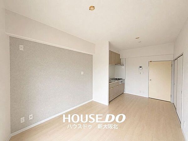 ■アクセントクロスがオシャレなリビング！■アクセントクロスはオシャレなだけでなく、空間に奥行きを持たせ、お部屋を広く見せる効果があります！