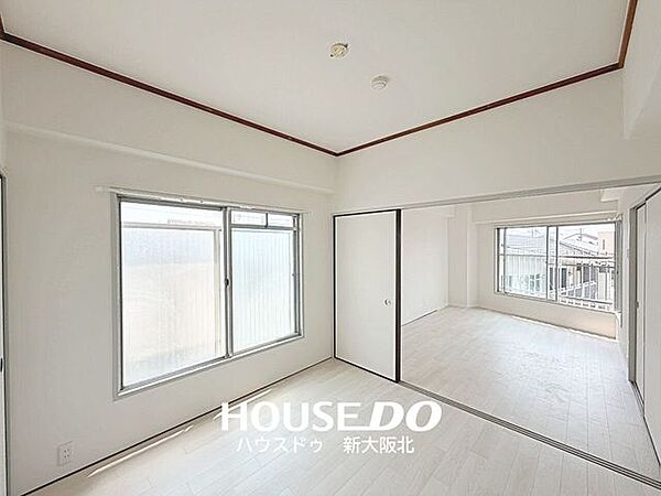 ■リビングのお隣、北側の洋室です。■こちらのお部屋は、書斎や趣味のスペースとしてもお使いいただけますよ！■間仕切り戸を開放すれば、隣のお部屋とつながる広々とした空間としてお使いいただけます♪