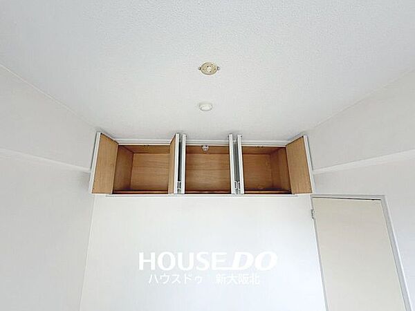 ■天井付近には吊戸棚を備えており、季節物や使用頻度の低い荷物もすっきり収納できます♪■床面を広く使えるのもうれしいポイントです！