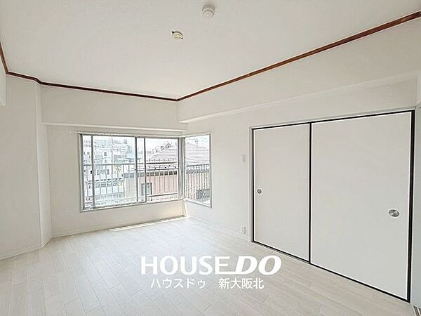 ■リビングのお隣バルコニー側の洋室です。■窓からは気持ちのよい光が差し込みます！毎朝気持ちよく起きられそうですね！