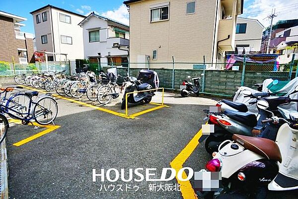■自転車だけでなくバイクも駐車可能！区画が分かれており、整理された使いやすい駐輪スペースです◎