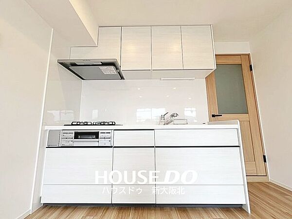 ■壁付きのキッチンは吊戸も付いているので空間を有効活用しつつ、収納を多く確保することができます！■散らかりがちなキッチンツールもスッキリと収納できますね！
