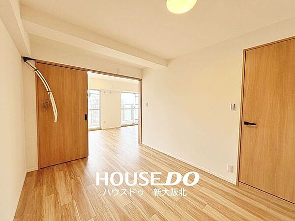■リビングに面したお部屋は、扉を開ければ広々としたリビングとしてお使いいただけます！■ご家族の人数やライフスタイルに合わせてお部屋の用途を使い分けていただくことができますよ！