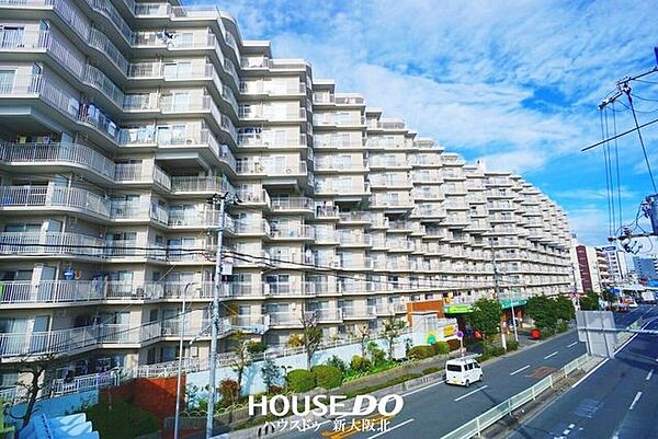 ■マンション敷地内に郵便局や商店があります！■道沿いに東淀川図書館・東淀川屋内プール・スポーツセンターがあり周辺環境が充実しているのも魅力的です！