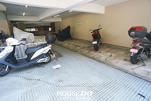 ■バイク置場も広々としております！■屋根が付いていますので大切な車体が濡れにくく、錆から守ってくれます！