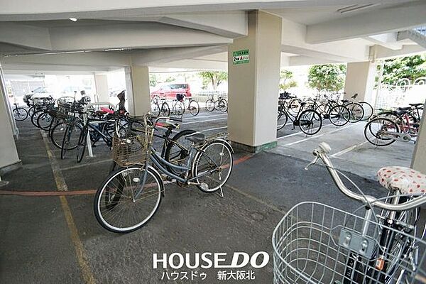 ■大きな駐輪スペースがあり、ゆとりをもって駐輪できます！■屋根が付いていますので大切な自転車が濡れにくく、錆から守ってくれます！