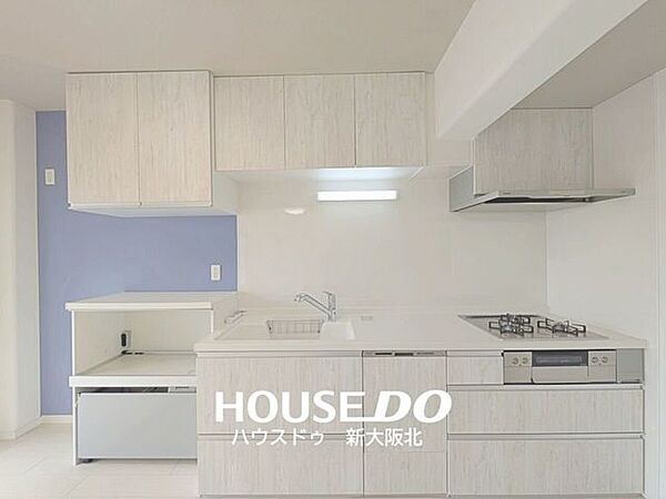 ■壁付きのキッチンで食器棚などの家具を配置！より生活しやすい空間に◎■デッドスペースができにくいため、リビングやダイニングを広く使えるのも魅力です！