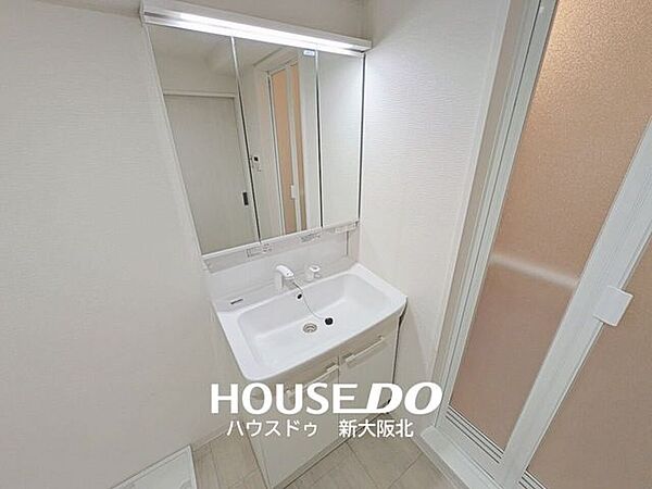 ■ゆとりある洗面台で毎朝の身支度もスムーズに！■もちろん、鏡裏にもたっぷりの収納スペースがあるので、いつもスッキリと保てますね！