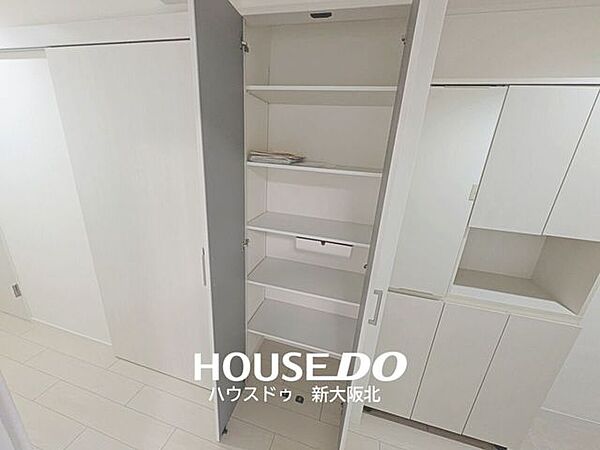 ■シューズボックス横にも嬉しい収納棚！■日用品や備蓄などもまとめて収納できます◎