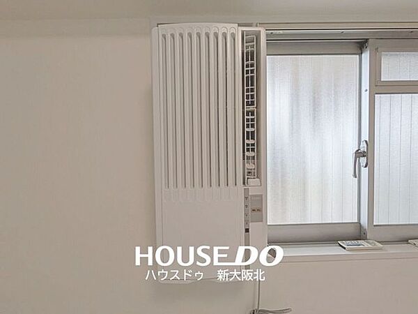 ■玄関入ってすぐの洋室には縦型のエアコン付き！■手軽にお部屋を快適にしてくれます♪
