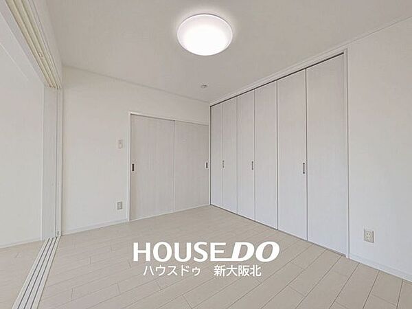 ■リビングに隣接した5．7帖の洋室です！■引き戸はドアに比べてデッドスペースができにくく、空間を無駄なく使うことができます！■家具のレイアウトもしやすいですよ！