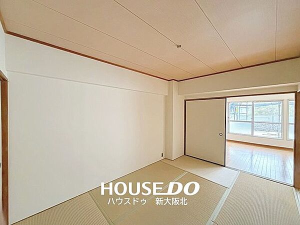 ■リビングに面した和室は、引き戸を開けることで空間を一体的に使える便利な間取りです！■お子様の遊び場やお昼寝スペース、来客用のお部屋としても活用しやすい一室です♪