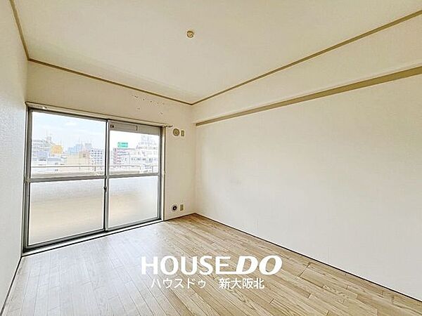■リビングに隣接する6帖の洋室！■窓からは気持ちのよい光が差し込みます！毎朝気持ちよく起きられそうですね！