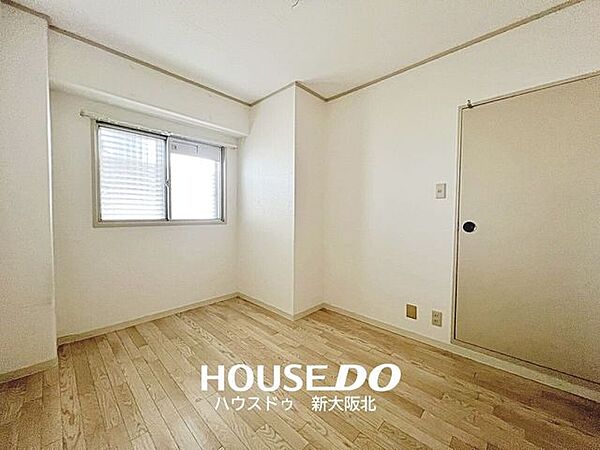 ■玄関入って右側の洋室です！■各居室6帖以上でゆとりのあるお部屋です！