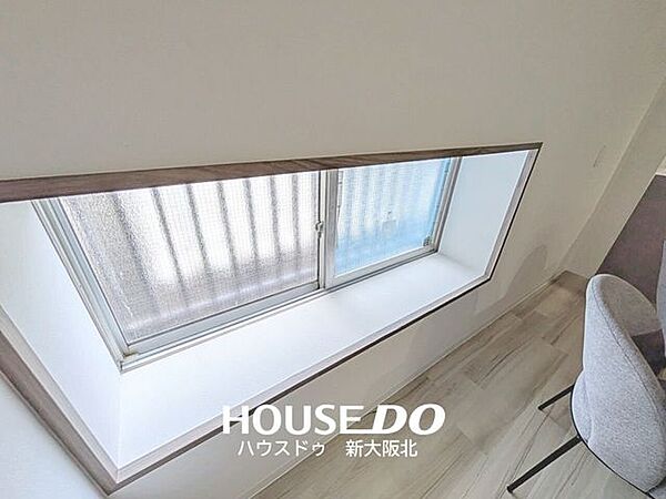 ■足元の小さな出窓がオシャレです！■足元から自然な光が入り、出窓部分がちょっとした飾り棚にもなりそうですね！
