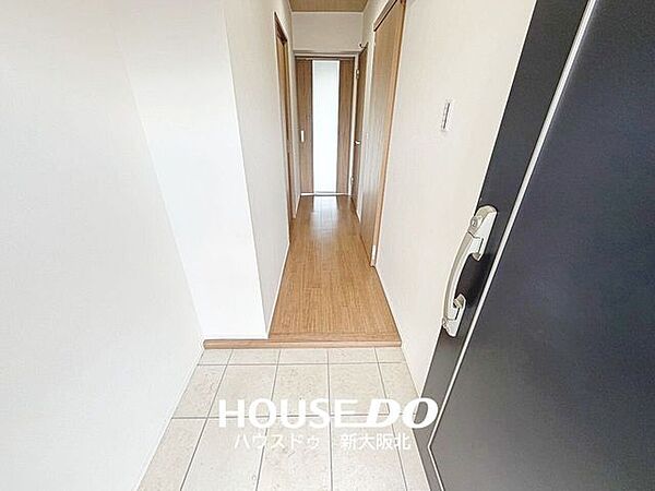 ■玄関から廊下までまっすぐ伸びる、すっきりとした動線が魅力です♪■明るい色合いでまとめられた、清潔感のある玄関スペースです！