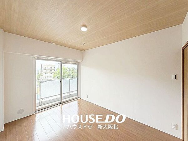 ■リビングから向かって左側の居室です。■引き戸はドアに比べてデッドスペースができにくく、空間を無駄なく使うことができます！■家具のレイアウトもしやすいですよ！