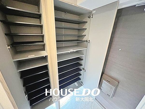 ■ハイタイプのシューズボックスがついていて収納力豊富です！■増えがちな靴もたっぷり収納していただけます！■段の高さ調節が出来るのでヒールや高さのある靴も収納可能です！