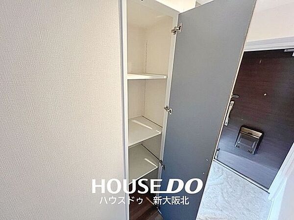 ■廊下にあると嬉しい収納庫♪日用品や掃除用品等ライフスタイルに合わせて収納できます！