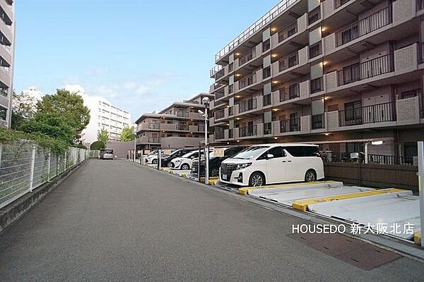 ■平面駐車場は高さ制限に悩む心配もないく、機械式のように出庫までの時間もかからない為とても便利ですよ！■最新の空き状況をお調べいたしますので、お気軽にお問い合わせくださいませ！