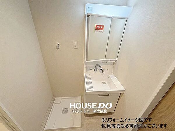■洗面台はリクシルのピアラの壁付け水栓を採用！■壁付け水栓はスタイリッシュなだけでなく、水垢がたまりにくいため日常のお手入れが格段に楽になりますよ♪