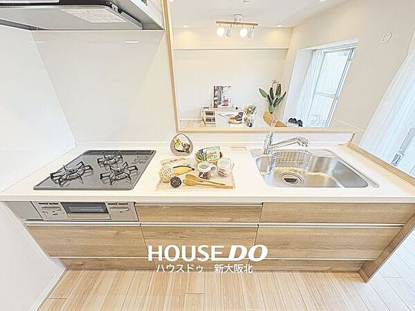 ■ご家族との会話が楽しめる対面式のシステムキッチン！■料理をしながらテレビを見たり、お子さまの様子を見守ることもできますよ！■毎日のお料理が楽しくなりそうですね！