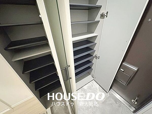 ■ハイタイプのシューズボックスは靴をたっぷり収納できます！■高さの調整も自由にできるため、収納力が◎