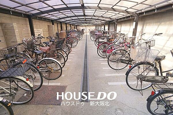 ■駐輪場には屋根があり、雨や汚れから大切な自転車を守ってくれます！電動アシスト自転車のバッテリーの劣化なども防いでくれますよ！