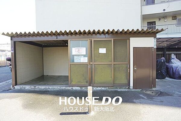 ■マンション共有部にゴミ捨て場を設けております！■ゴミ捨て場は扉がついていますので荒らされる心配が少なく、臭いも気になりにくいです！