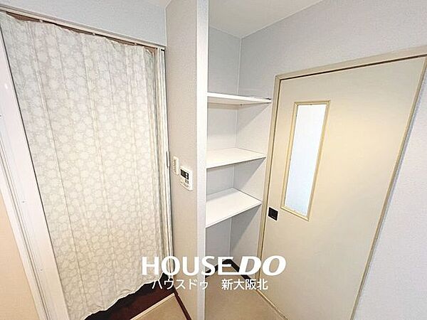 ■洗面所にも嬉しい収納棚♪ご家族の着替えやタオル類、日用品等もまとまります！