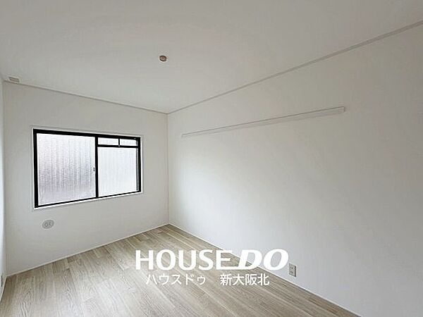 ■子供部屋や寝室などにお使いいただける洋室が2部屋ございます！■この洋室は6帖あるので、寝室としてもオススメです！■ダブルベッドを置いても十分な広さがあります！